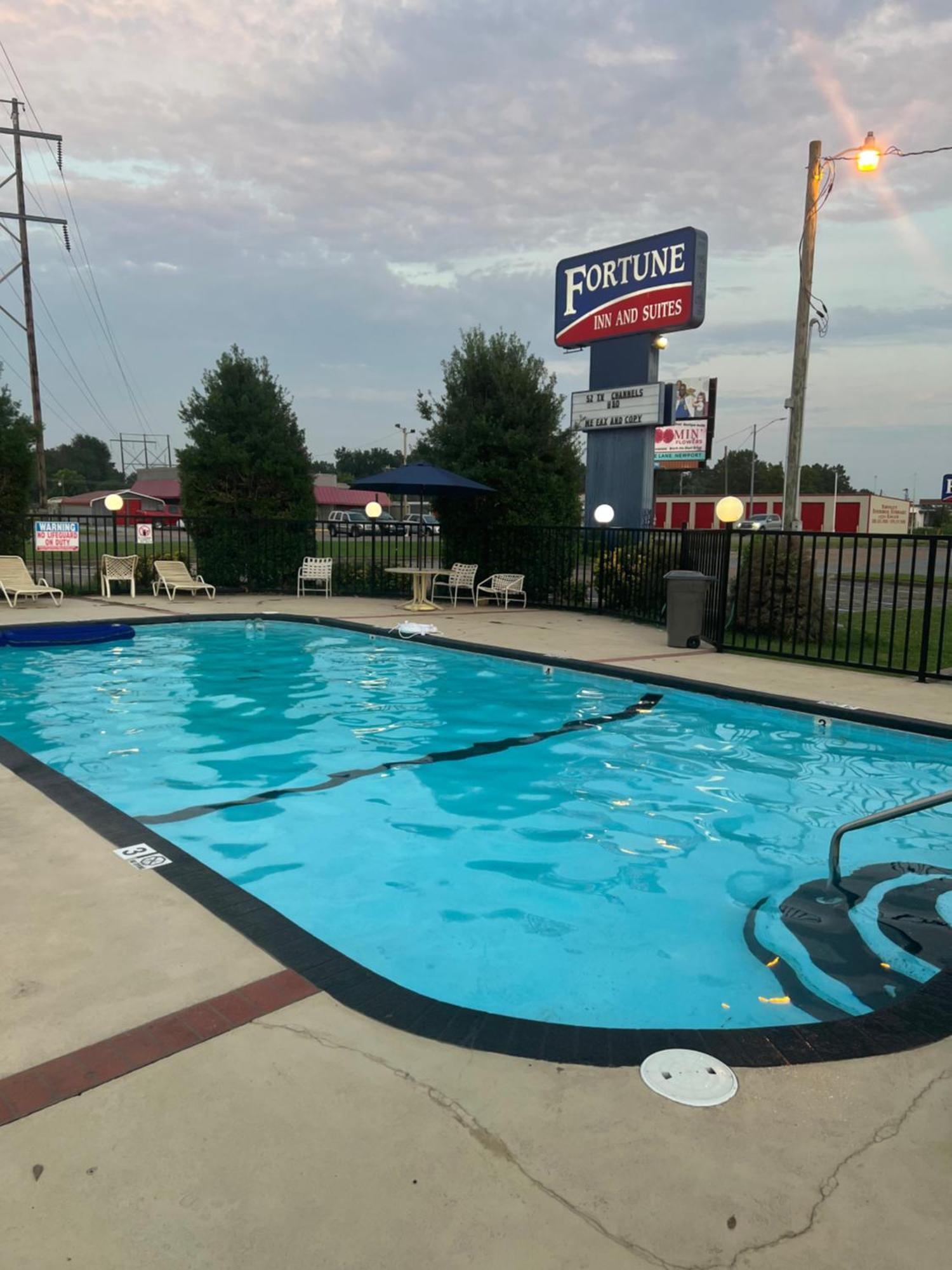 Fortune Inn & Suites Newport Exteriör bild