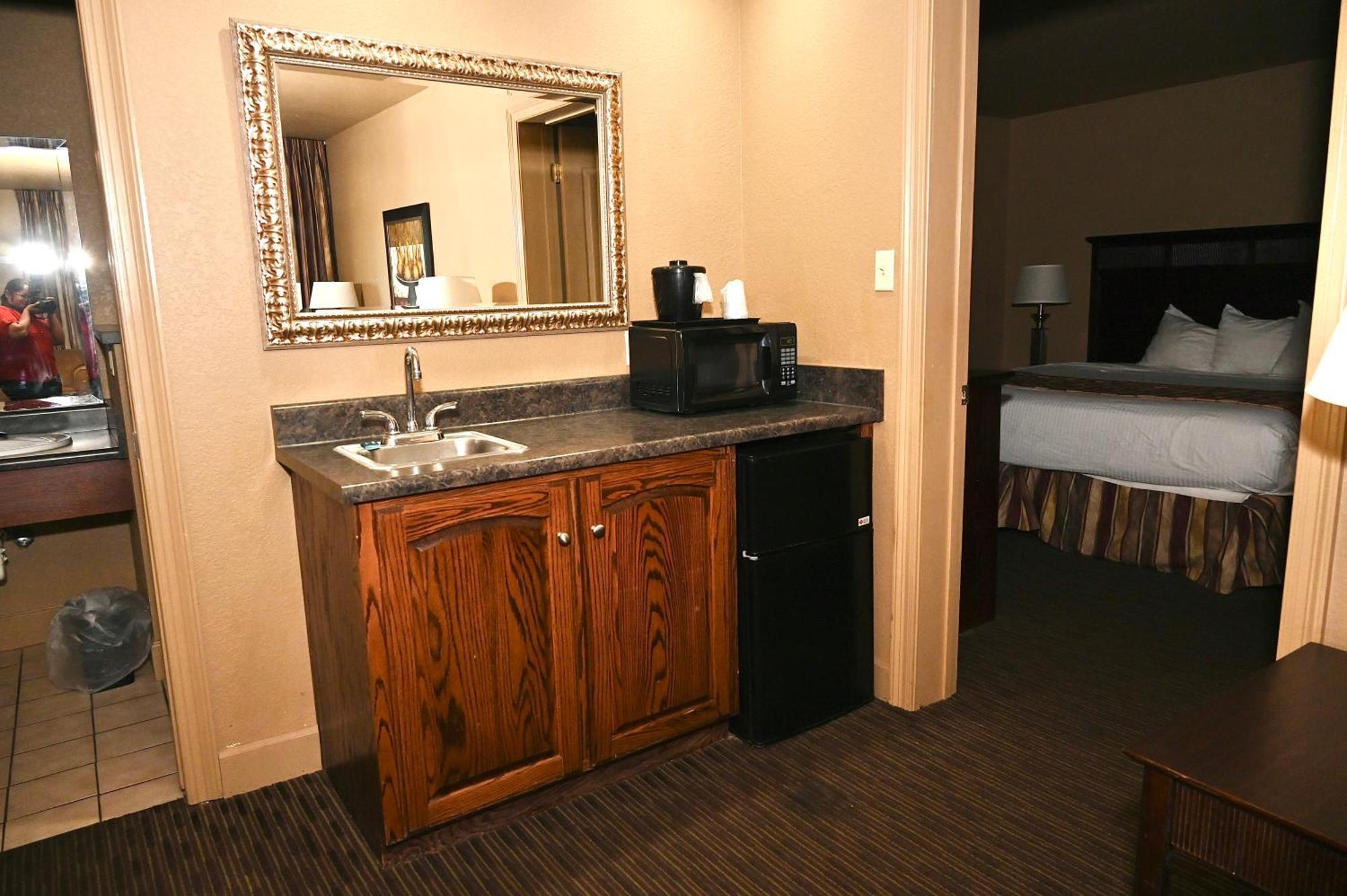 Fortune Inn & Suites Newport Exteriör bild