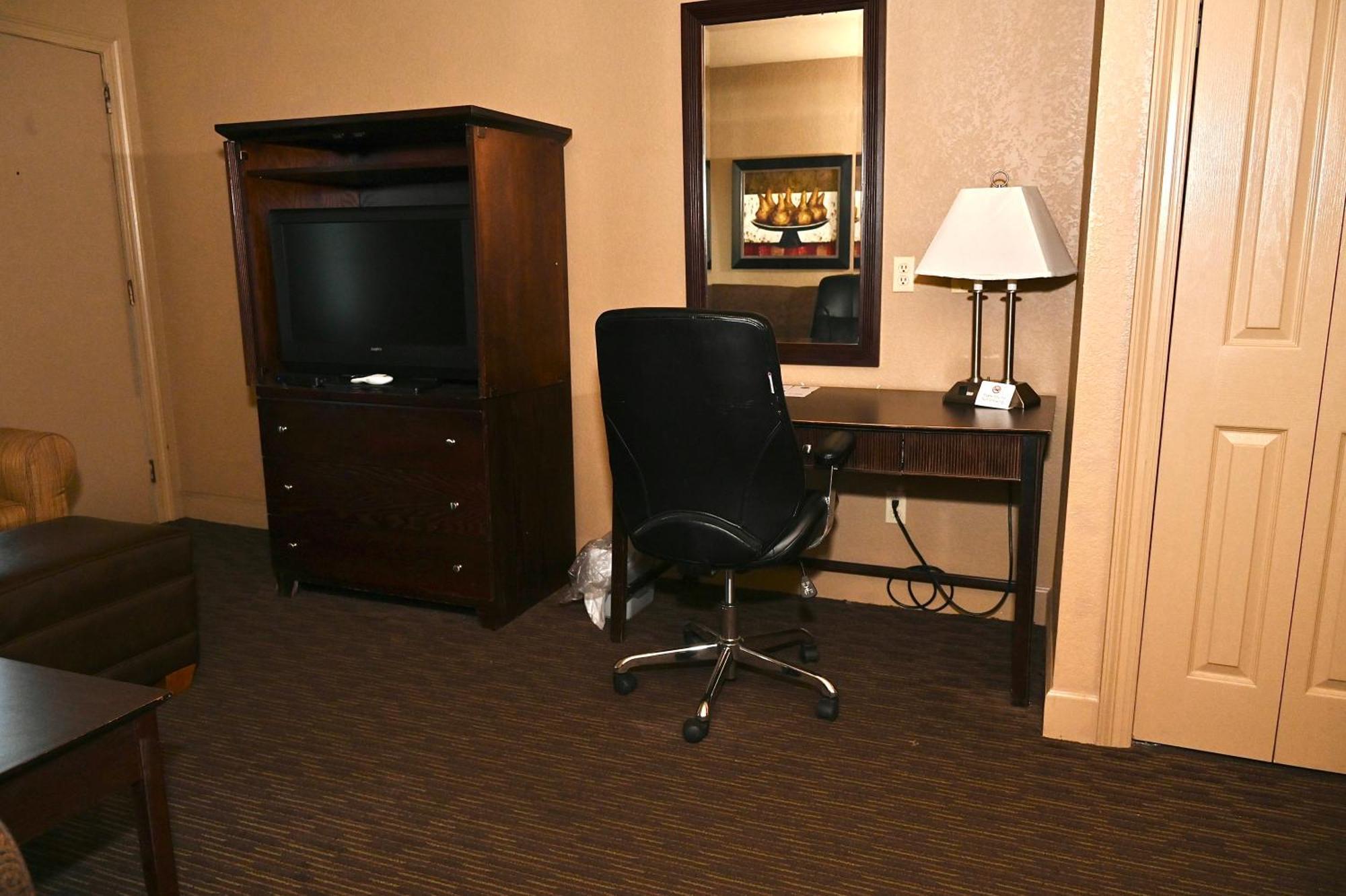 Fortune Inn & Suites Newport Exteriör bild