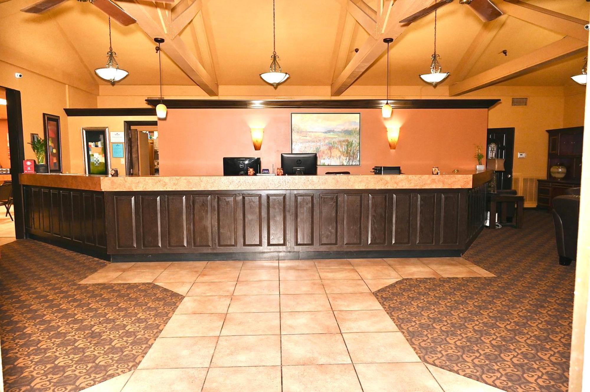 Fortune Inn & Suites Newport Exteriör bild