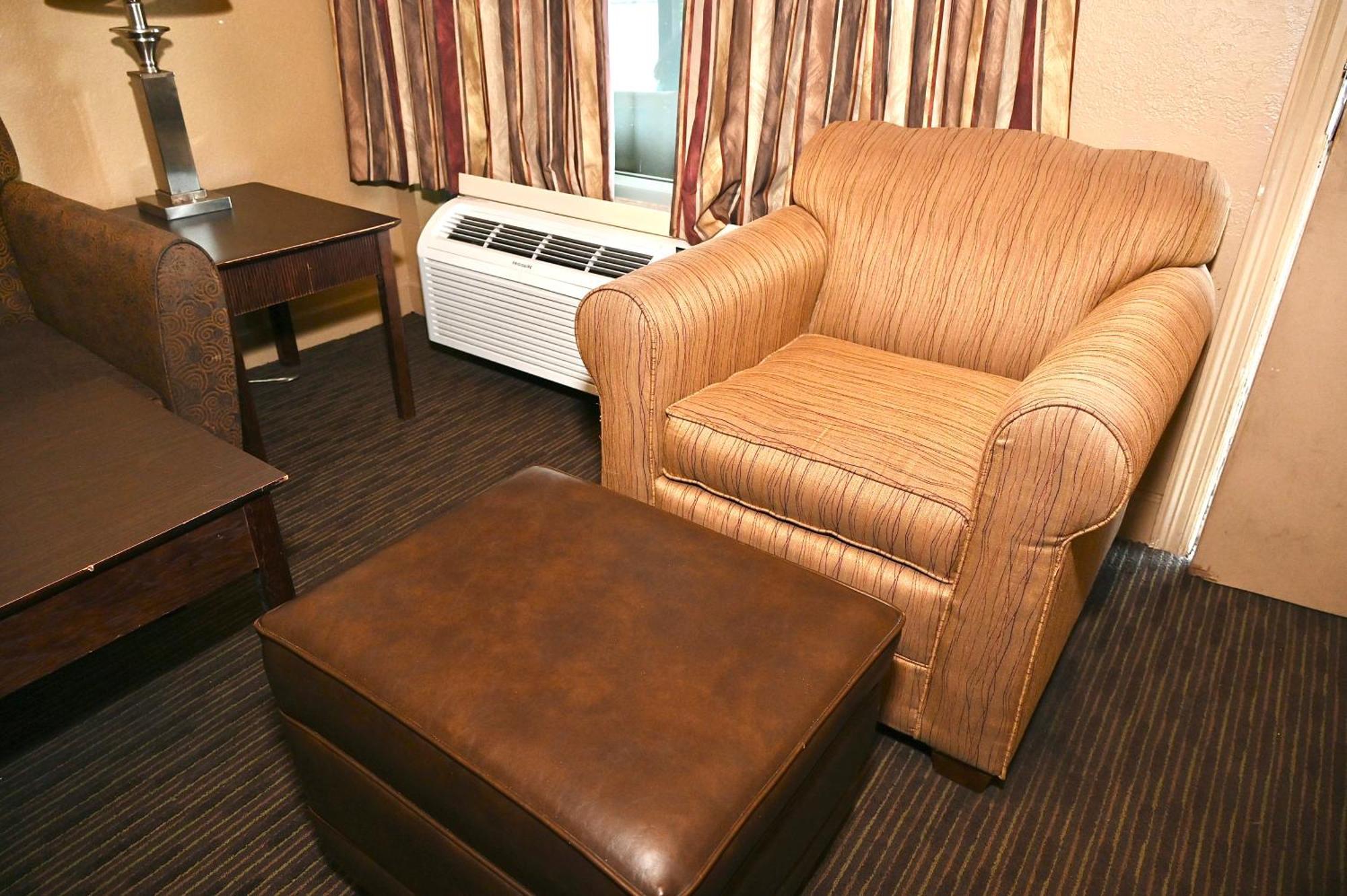 Fortune Inn & Suites Newport Exteriör bild