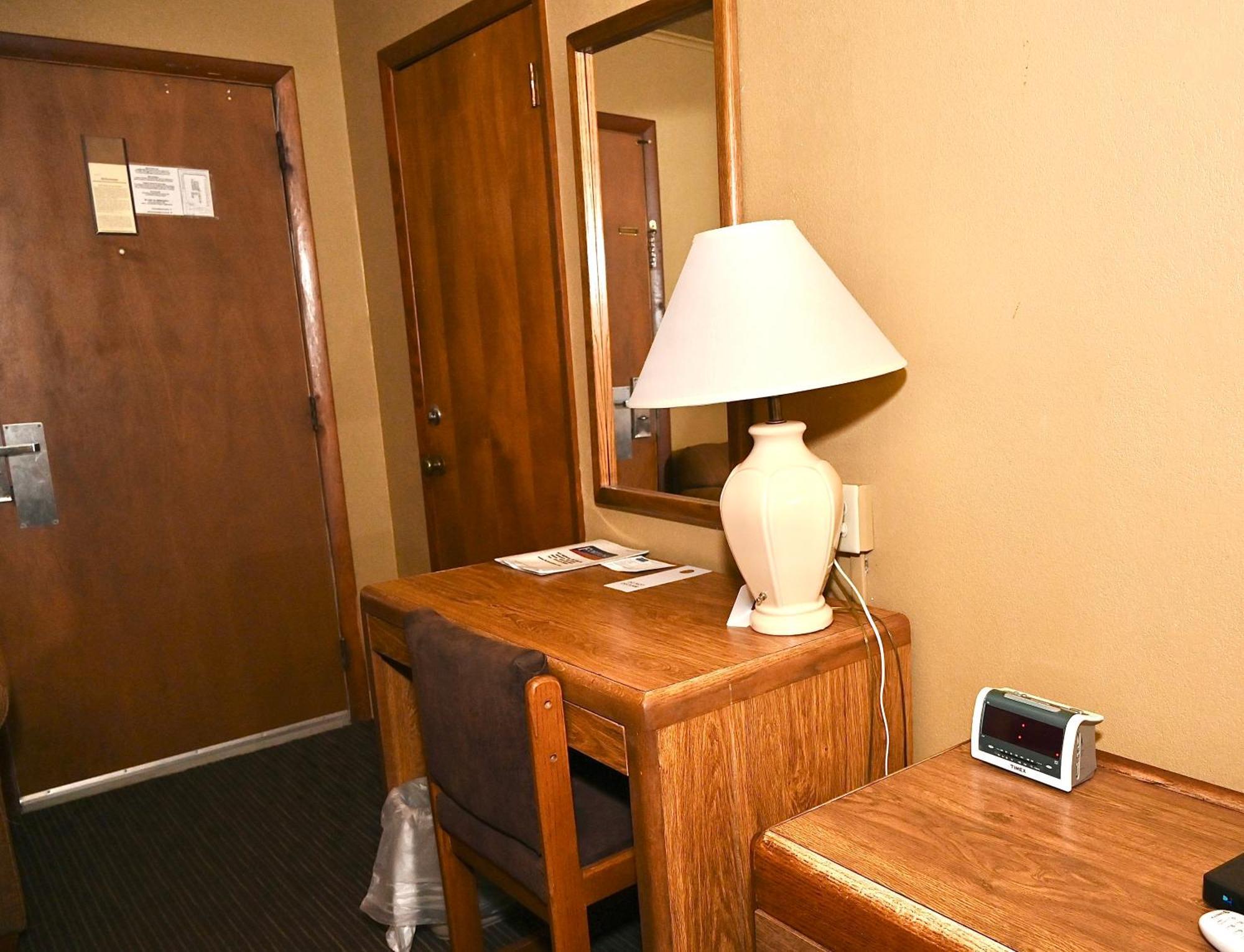 Fortune Inn & Suites Newport Exteriör bild