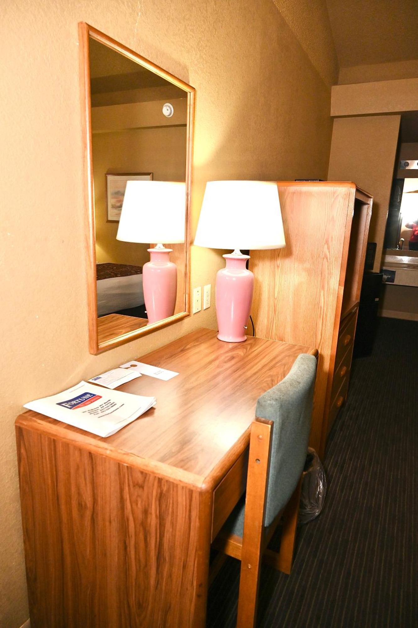Fortune Inn & Suites Newport Exteriör bild