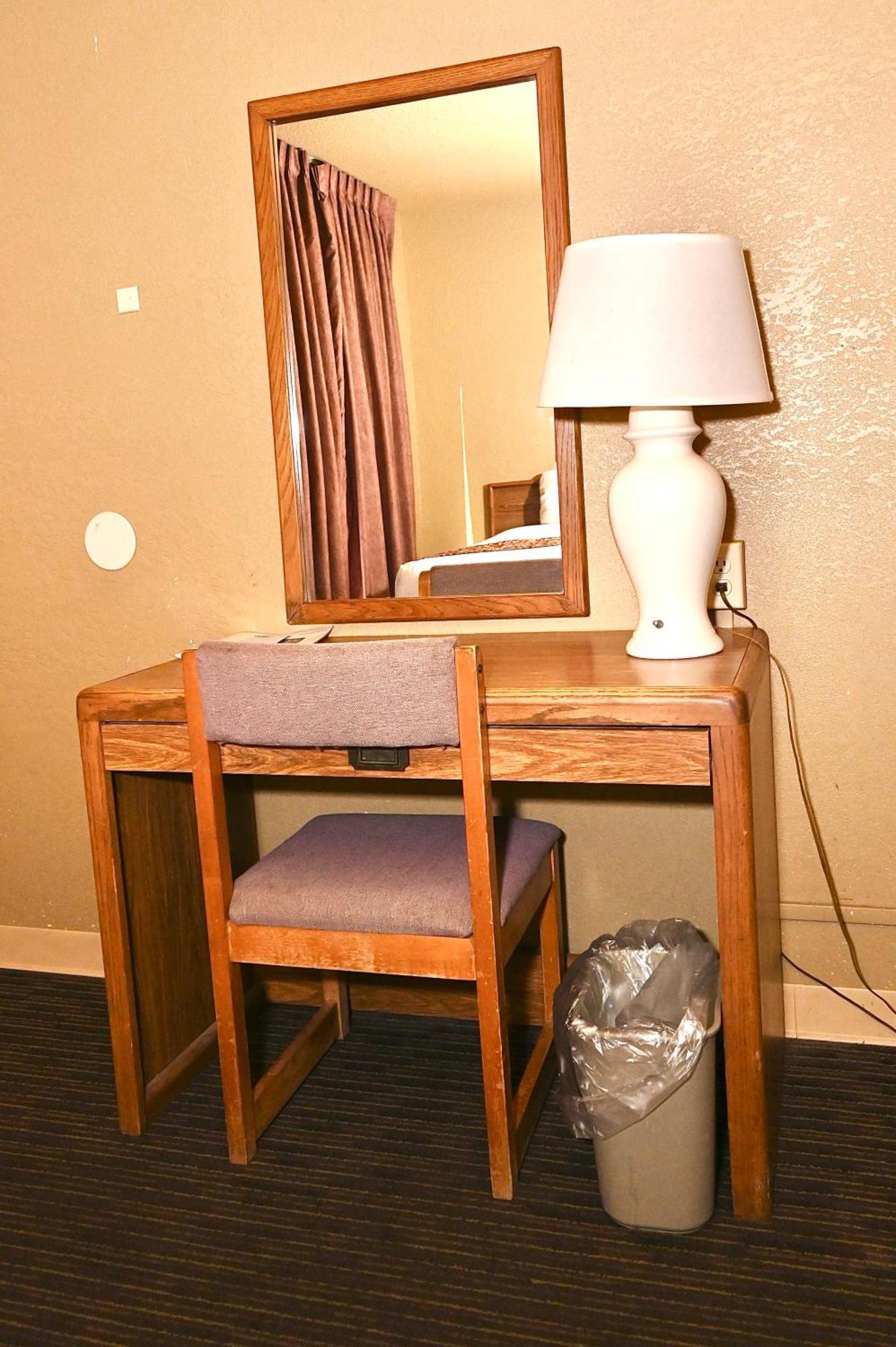 Fortune Inn & Suites Newport Exteriör bild